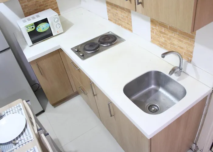 A2j Huge Modern Luxury 2br Balcony Near Ever Gotesco *