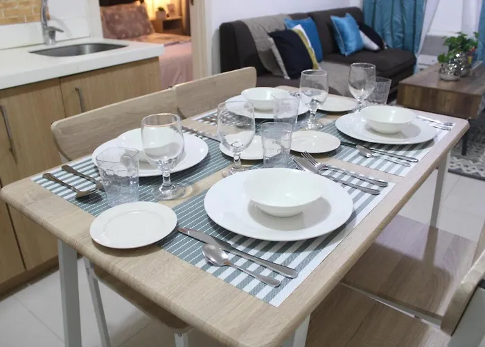 A2j Huge Modern Luxury 2br Balcony Near Ever Gotesco *