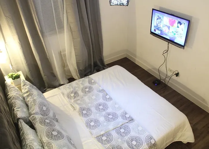 A2j Huge Modern Luxury 2br Balcony Near Ever Gotesco *